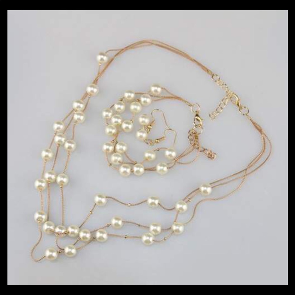 Pearl Necklace, bracelet and earrings set.